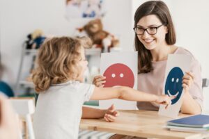 therapist using visual supports to teach a child with autism